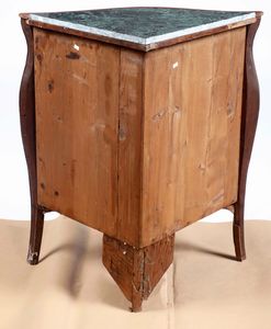 Angoliera lastronata a due ante. XVIII-XIX secolo  - Asta Antiquariato - Associazione Nazionale - Case d'Asta italiane