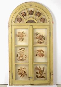 Coppia di vetrate con struttura in legno laccato e vetri dipinti a motivi floreali e zoomorfi. XVIII-XIX secolo  - Asta Antiquariato - Associazione Nazionale - Case d'Asta italiane