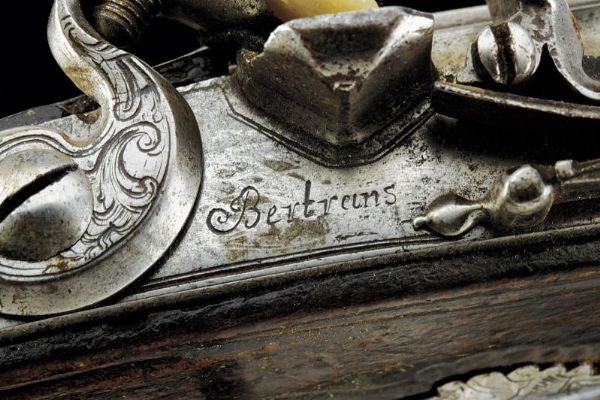 Pistola a pietra focaia a due canne di Bertrans  - Asta La Collezione di Armi Antiche di un Gentiluomo Californiano - Associazione Nazionale - Case d'Asta italiane