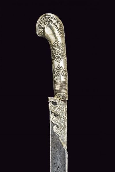 Yatagan con impugnatura in argento  - Asta La Collezione di Armi Antiche di un Gentiluomo Californiano - Associazione Nazionale - Case d'Asta italiane
