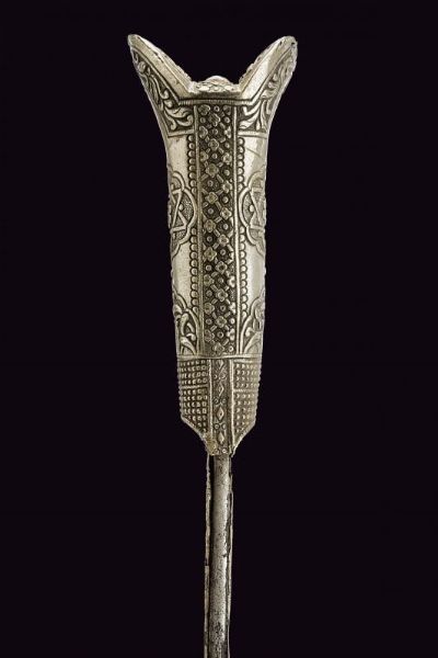 Yatagan con impugnatura in argento  - Asta La Collezione di Armi Antiche di un Gentiluomo Californiano - Associazione Nazionale - Case d'Asta italiane