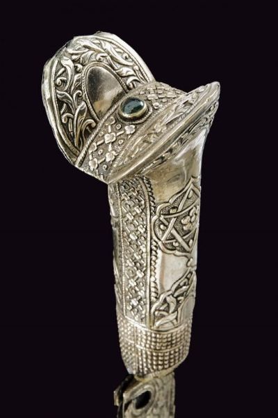 Yatagan con impugnatura in argento  - Asta La Collezione di Armi Antiche di un Gentiluomo Californiano - Associazione Nazionale - Case d'Asta italiane