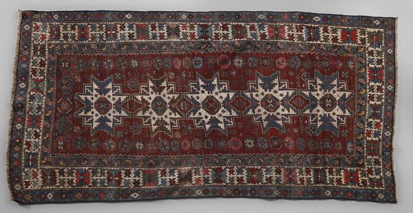 SHIRVAN : Tappeto Shirvan con trama, ordito e vello in lana, con classico disegno Lesghi. Caucaso, fine del XIX secolo  - Asta Asta 502 | ARTE ANTICA E DEL XIX SECOLO Online - Associazione Nazionale - Case d'Asta italiane