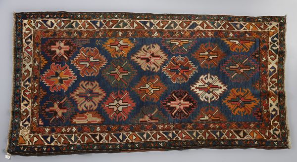 KAZAK : Tappeto con trama, ordito e vello in lana, con ripetuti medaglioni stilizzati di stampo Adler. Caucaso, inizio del XX secolo  - Asta Asta 502 | ARTE ANTICA E DEL XIX SECOLO Online - Associazione Nazionale - Case d'Asta italiane