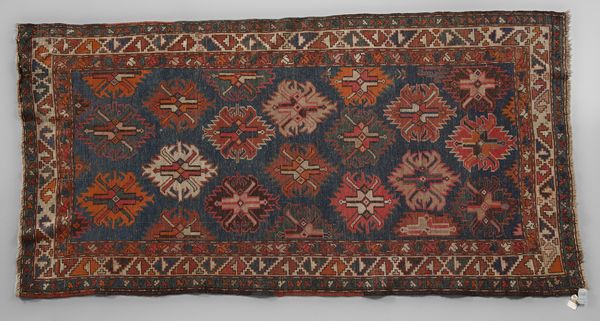 KAZAK : Tappeto con trama, ordito e vello in lana, con ripetuti medaglioni stilizzati di stampo Adler. Caucaso, inizio del XX secolo  - Asta Asta 502 | ARTE ANTICA E DEL XIX SECOLO Online - Associazione Nazionale - Case d'Asta italiane