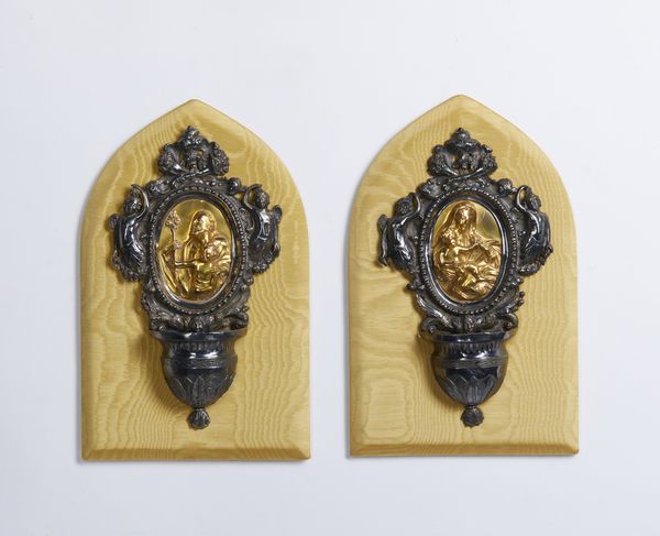 ARGENTIERE ITALIANO DEL XVIII-XIX SECOLO : Coppia di piccole acquasantiere in lamina dargento sbalzato e parzialmente dorato raffigurante San Giuseppe con Bambino e Madonna con Bambino  - Asta Asta 502 | ARTE ANTICA E DEL XIX SECOLO Online - Associazione Nazionale - Case d'Asta italiane