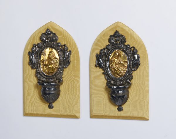 ARGENTIERE ITALIANO DEL XVIII-XIX SECOLO : Coppia di piccole acquasantiere in lamina dargento sbalzato e parzialmente dorato raffigurante San Giuseppe con Bambino e Madonna con Bambino  - Asta Asta 502 | ARTE ANTICA E DEL XIX SECOLO Online - Associazione Nazionale - Case d'Asta italiane