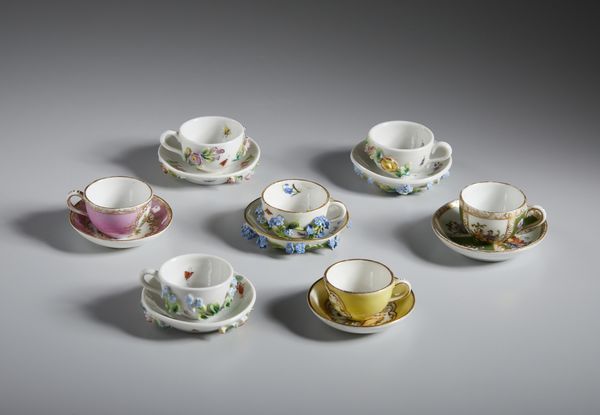 MANIFATTURA DEL XVIII-XIX SECOLO : Gruppo di sette tazzine in porcellana in miniatura, varie manifatture  - Asta Asta 502 | ARTE ANTICA E DEL XIX SECOLO Online - Associazione Nazionale - Case d'Asta italiane