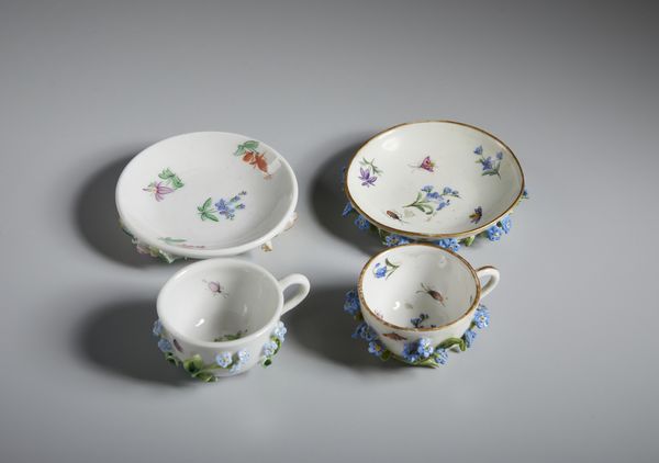 MANIFATTURA DEL XVIII-XIX SECOLO : Gruppo di sette tazzine in porcellana in miniatura, varie manifatture  - Asta Asta 502 | ARTE ANTICA E DEL XIX SECOLO Online - Associazione Nazionale - Case d'Asta italiane