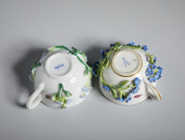 MANIFATTURA DEL XVIII-XIX SECOLO : Gruppo di sette tazzine in porcellana in miniatura, varie manifatture  - Asta Asta 502 | ARTE ANTICA E DEL XIX SECOLO Online - Associazione Nazionale - Case d'Asta italiane