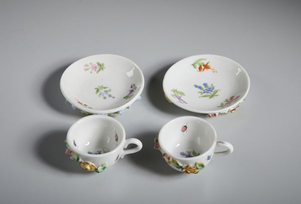 MANIFATTURA DEL XVIII-XIX SECOLO : Gruppo di sette tazzine in porcellana in miniatura, varie manifatture  - Asta Asta 502 | ARTE ANTICA E DEL XIX SECOLO Online - Associazione Nazionale - Case d'Asta italiane