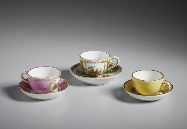 MANIFATTURA DEL XVIII-XIX SECOLO : Gruppo di sette tazzine in porcellana in miniatura, varie manifatture  - Asta Asta 502 | ARTE ANTICA E DEL XIX SECOLO Online - Associazione Nazionale - Case d'Asta italiane