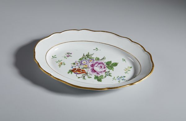 MANIFATTURA DI MEISSEN DEL XIX SECOLO : Piattino ovale in porcellana con decoro floreale alla rosa, profili dorati  - Asta Asta 502 | ARTE ANTICA E DEL XIX SECOLO Online - Associazione Nazionale - Case d'Asta italiane