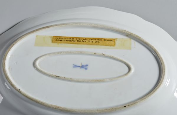 MANIFATTURA DI MEISSEN DEL XIX SECOLO : Piattino ovale in porcellana con decoro floreale alla rosa, profili dorati  - Asta Asta 502 | ARTE ANTICA E DEL XIX SECOLO Online - Associazione Nazionale - Case d'Asta italiane