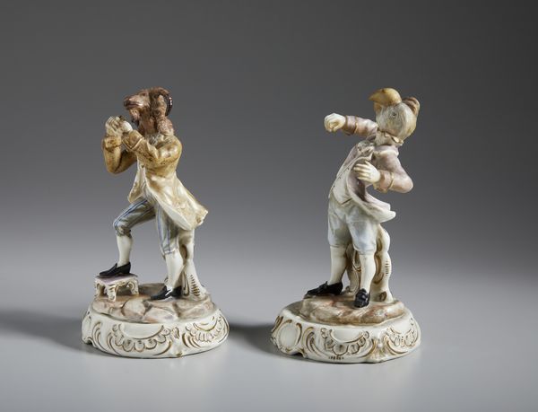 MANIFATTURA DEL XIX-XX SECOLO : Coppia di figure di musicanti zoomorfi in porcellana policroma  - Asta Asta 502 | ARTE ANTICA E DEL XIX SECOLO Online - Associazione Nazionale - Case d'Asta italiane