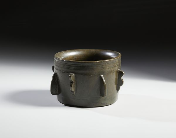 MANIFATTURA DEL XVIII SECOLO : Mortaio in bronzo con corpo decorato a costolature  - Asta Asta 502 | ARTE ANTICA E DEL XIX SECOLO Online - Associazione Nazionale - Case d'Asta italiane