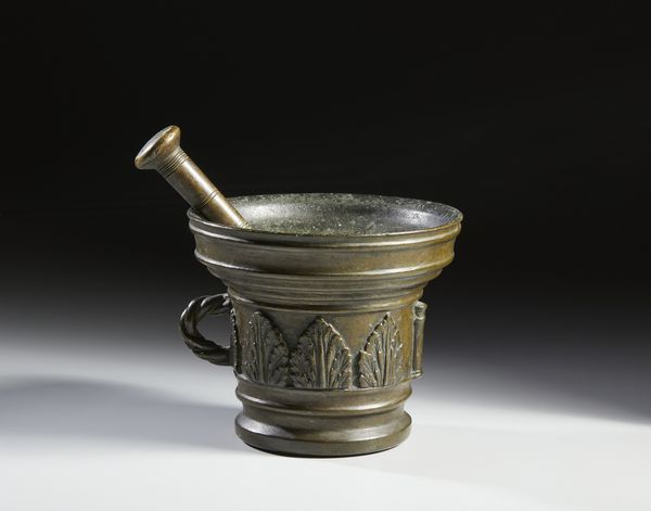 MANIFATTURA DEL XVIII SECOLO : Mortaio in bronzo con corpo decorato a palmette a rilievo, presa laterale con motivo a intreccio  - Asta Asta 502 | ARTE ANTICA E DEL XIX SECOLO Online - Associazione Nazionale - Case d'Asta italiane