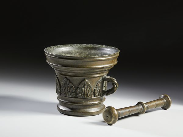 MANIFATTURA DEL XVIII SECOLO : Mortaio in bronzo con corpo decorato a palmette a rilievo, presa laterale con motivo a intreccio  - Asta Asta 502 | ARTE ANTICA E DEL XIX SECOLO Online - Associazione Nazionale - Case d'Asta italiane