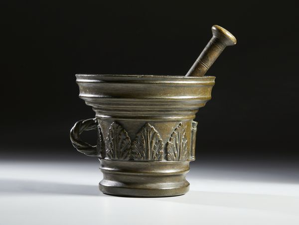 MANIFATTURA DEL XVIII SECOLO : Mortaio in bronzo con corpo decorato a palmette a rilievo, presa laterale con motivo a intreccio  - Asta Asta 502 | ARTE ANTICA E DEL XIX SECOLO Online - Associazione Nazionale - Case d'Asta italiane