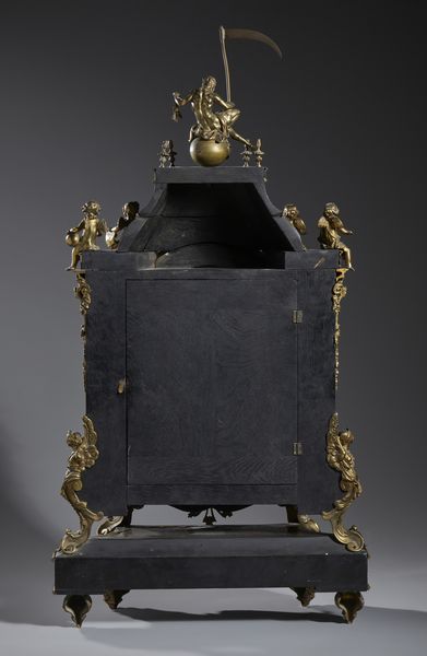 MANIFATTURA FRANCESE DEL XIX SECOLO : Grande orologio da tavolo in stile Boulle, in legno ebanizzato intarsiato in metallo dorato a creare decori fitomorfi e applicazioni in bronzo dorato, cassa architettonica sormontata da figura allegorica del Tempo e da quattro putti alati  - Asta Asta 502 | ARTE ANTICA E DEL XIX SECOLO Online - Associazione Nazionale - Case d'Asta italiane