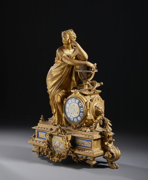 MANIFATTURA FRANCESE DEL XIX-XX SECOLO : Orologio da tavolo in metallo dorato con allegoria dell'Astronomia, quadrante e decori in ceramica smaltata  - Asta Asta 502 | ARTE ANTICA E DEL XIX SECOLO Online - Associazione Nazionale - Case d'Asta italiane