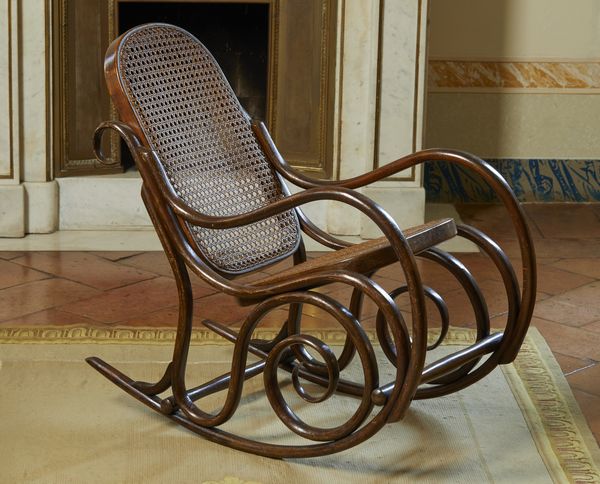 MANIFATTURA DEL XX SECOLO : Piccola sedia a dondolo stile Thonet, seduta e schienale rivestiti in paglia di Vienna  - Asta Asta 502 | ARTE ANTICA E DEL XIX SECOLO Online - Associazione Nazionale - Case d'Asta italiane