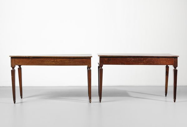 MANIFATTURA ITALIANA DEL XIX SECOLO : Coppia di tavoli in noce, piano rettangolare e gambe a faretra  - Asta Asta 502 | ARTE ANTICA E DEL XIX SECOLO Online - Associazione Nazionale - Case d'Asta italiane