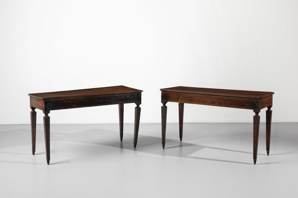 MANIFATTURA ITALIANA DEL XIX SECOLO : Coppia di tavoli in noce, piano rettangolare e gambe a faretra  - Asta Asta 502 | ARTE ANTICA E DEL XIX SECOLO Online - Associazione Nazionale - Case d'Asta italiane
