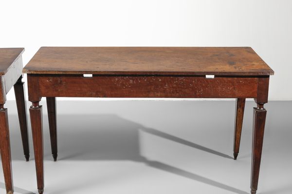 MANIFATTURA ITALIANA DEL XIX SECOLO : Coppia di tavoli in noce, piano rettangolare e gambe a faretra  - Asta Asta 502 | ARTE ANTICA E DEL XIX SECOLO Online - Associazione Nazionale - Case d'Asta italiane