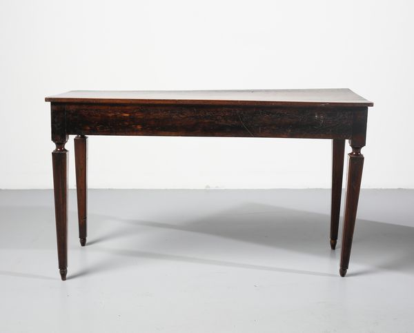 MANIFATTURA ITALIANA DEL XIX SECOLO : Coppia di tavoli in noce, piano rettangolare e gambe a faretra  - Asta Asta 502 | ARTE ANTICA E DEL XIX SECOLO Online - Associazione Nazionale - Case d'Asta italiane