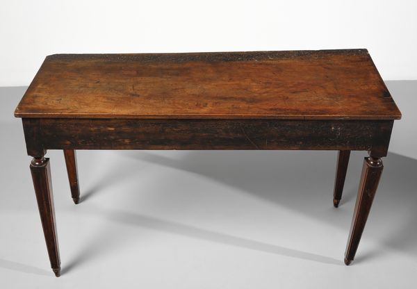 MANIFATTURA ITALIANA DEL XIX SECOLO : Coppia di tavoli in noce, piano rettangolare e gambe a faretra  - Asta Asta 502 | ARTE ANTICA E DEL XIX SECOLO Online - Associazione Nazionale - Case d'Asta italiane