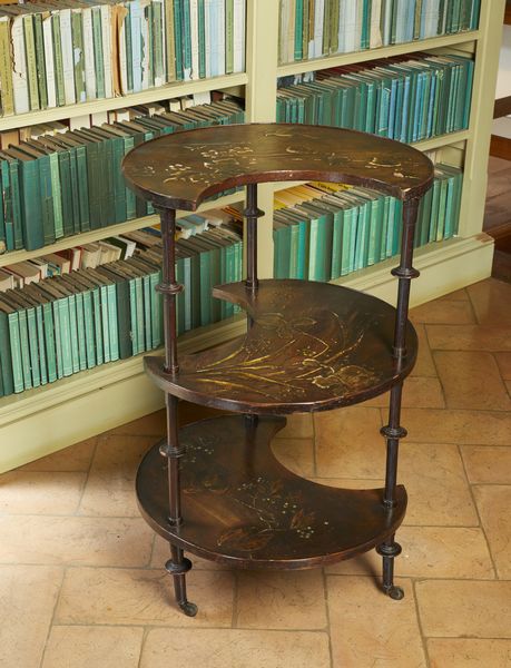 MANIFATTURA DEL XX SECOLO : Tavolino in legno con ripiani a mezzaluna e decorazioni fitomorfe a rilievo  - Asta Asta 502 | ARTE ANTICA E DEL XIX SECOLO Online - Associazione Nazionale - Case d'Asta italiane