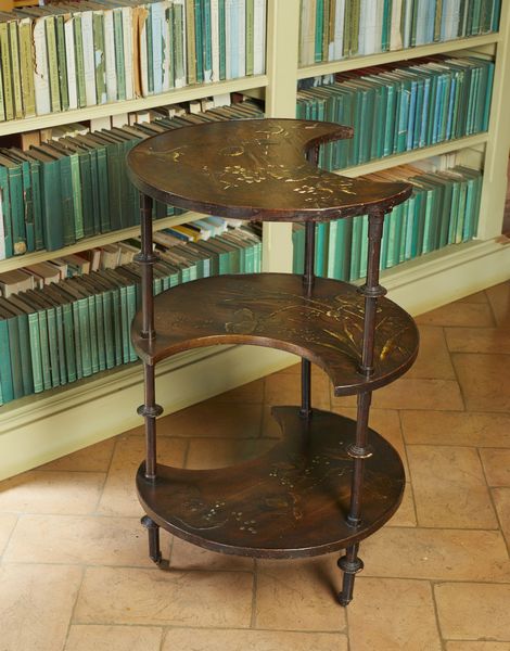 MANIFATTURA DEL XX SECOLO : Tavolino in legno con ripiani a mezzaluna e decorazioni fitomorfe a rilievo  - Asta Asta 502 | ARTE ANTICA E DEL XIX SECOLO Online - Associazione Nazionale - Case d'Asta italiane