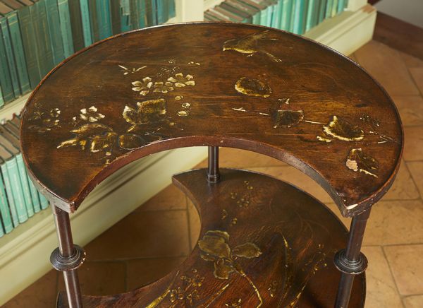 MANIFATTURA DEL XX SECOLO : Tavolino in legno con ripiani a mezzaluna e decorazioni fitomorfe a rilievo  - Asta Asta 502 | ARTE ANTICA E DEL XIX SECOLO Online - Associazione Nazionale - Case d'Asta italiane