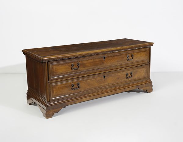 MANIFATTURA ITALIANA DEL XVIII SECOLO : Cassapanca in legno di noce con due cassetti sul fronte, piedi a mensola  - Asta Asta 502 | ARTE ANTICA E DEL XIX SECOLO Online - Associazione Nazionale - Case d'Asta italiane