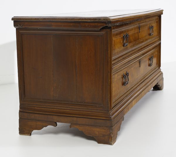 MANIFATTURA ITALIANA DEL XVIII SECOLO : Cassapanca in legno di noce con due cassetti sul fronte, piedi a mensola  - Asta Asta 502 | ARTE ANTICA E DEL XIX SECOLO Online - Associazione Nazionale - Case d'Asta italiane