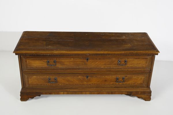 MANIFATTURA ITALIANA DEL XVIII SECOLO : Cassapanca in legno di noce con due cassetti sul fronte, piedi a mensola  - Asta Asta 502 | ARTE ANTICA E DEL XIX SECOLO Online - Associazione Nazionale - Case d'Asta italiane