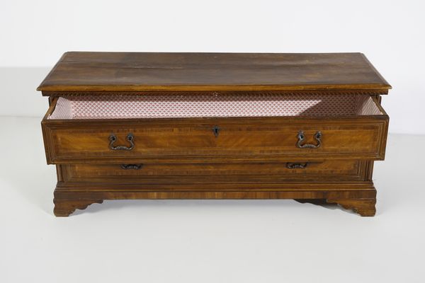 MANIFATTURA ITALIANA DEL XVIII SECOLO : Cassapanca in legno di noce con due cassetti sul fronte, piedi a mensola  - Asta Asta 502 | ARTE ANTICA E DEL XIX SECOLO Online - Associazione Nazionale - Case d'Asta italiane