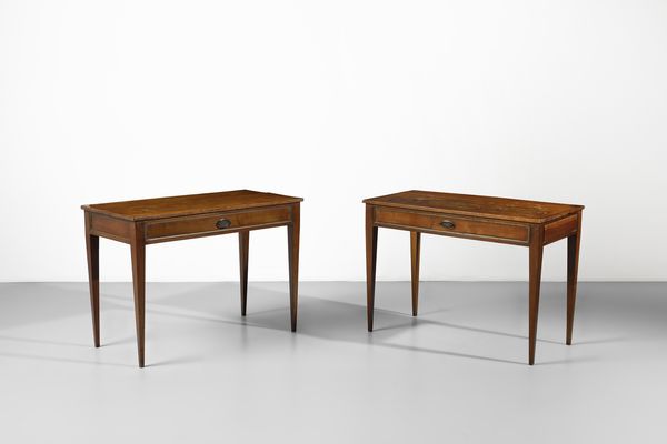 MANIFATTURA ITALIANA DEL XIX SECOLO : Coppia di consolle in noce con ampio cassetto sul fronte e cassettini laterali, gambe troncopiramidali  - Asta Asta 502 | ARTE ANTICA E DEL XIX SECOLO Online - Associazione Nazionale - Case d'Asta italiane