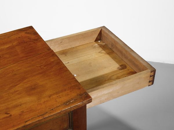 MANIFATTURA ITALIANA DEL XIX SECOLO : Coppia di consolle in noce con ampio cassetto sul fronte e cassettini laterali, gambe troncopiramidali  - Asta Asta 502 | ARTE ANTICA E DEL XIX SECOLO Online - Associazione Nazionale - Case d'Asta italiane