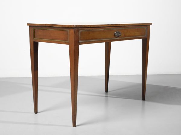 MANIFATTURA ITALIANA DEL XIX SECOLO : Coppia di consolle in noce con ampio cassetto sul fronte e cassettini laterali, gambe troncopiramidali  - Asta Asta 502 | ARTE ANTICA E DEL XIX SECOLO Online - Associazione Nazionale - Case d'Asta italiane