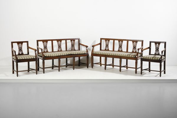 MANIFATTURA ITALIANA DEL XIX SECOLO : Salotto composto da due divanetti e coppia di poltrone in noce, schienali a giorno, gambe troncopiramidali unite da traverse  - Asta Asta 502 | ARTE ANTICA E DEL XIX SECOLO Online - Associazione Nazionale - Case d'Asta italiane