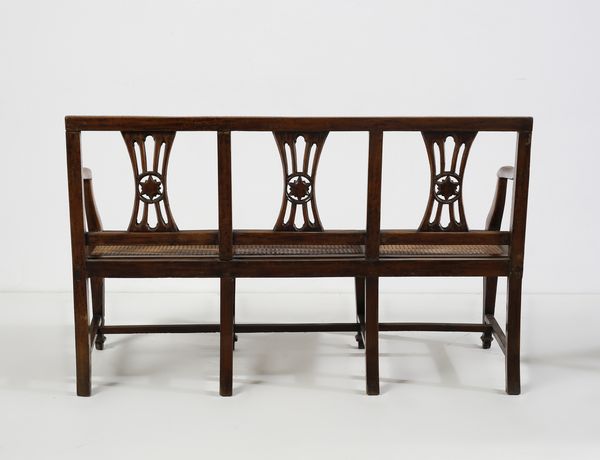 MANIFATTURA ITALIANA DEL XIX SECOLO : Salotto composto da due divanetti e coppia di poltrone in noce, schienali a giorno, gambe troncopiramidali unite da traverse  - Asta Asta 502 | ARTE ANTICA E DEL XIX SECOLO Online - Associazione Nazionale - Case d'Asta italiane