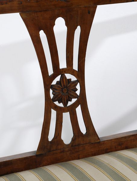 MANIFATTURA ITALIANA DEL XIX SECOLO : Salotto composto da due divanetti e coppia di poltrone in noce, schienali a giorno, gambe troncopiramidali unite da traverse  - Asta Asta 502 | ARTE ANTICA E DEL XIX SECOLO Online - Associazione Nazionale - Case d'Asta italiane