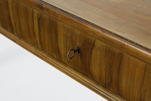 MANIFATTURA DEL XIX-XX SECOLO : Tavolo lastronato in noce in stile Luigi XVI, due cassetti sul fronte, gambe a faretra  - Asta Asta 502 | ARTE ANTICA E DEL XIX SECOLO Online - Associazione Nazionale - Case d'Asta italiane