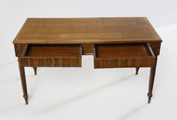 MANIFATTURA DEL XIX-XX SECOLO : Tavolo lastronato in noce in stile Luigi XVI, due cassetti sul fronte, gambe a faretra  - Asta Asta 502 | ARTE ANTICA E DEL XIX SECOLO Online - Associazione Nazionale - Case d'Asta italiane