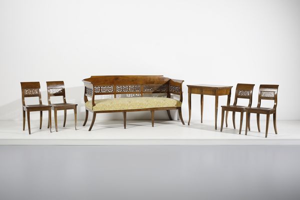 MANIFATTURA ITALIANA DEL XIX SECOLO : Salotto in noce intagliato e parzialmente dorato in stile Impero, composto da divanetto, tavolino e quattro sedie, con schienale traforato e gambe a sciabola  - Asta Asta 502 | ARTE ANTICA E DEL XIX SECOLO Online - Associazione Nazionale - Case d'Asta italiane