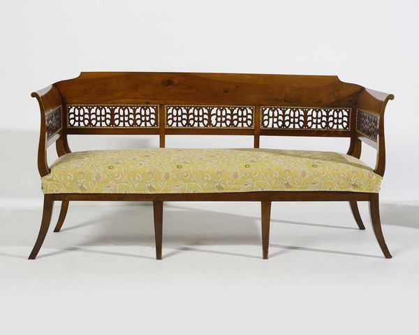 MANIFATTURA ITALIANA DEL XIX SECOLO : Salotto in noce intagliato e parzialmente dorato in stile Impero, composto da divanetto, tavolino e quattro sedie, con schienale traforato e gambe a sciabola  - Asta Asta 502 | ARTE ANTICA E DEL XIX SECOLO Online - Associazione Nazionale - Case d'Asta italiane