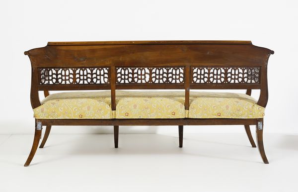 MANIFATTURA ITALIANA DEL XIX SECOLO : Salotto in noce intagliato e parzialmente dorato in stile Impero, composto da divanetto, tavolino e quattro sedie, con schienale traforato e gambe a sciabola  - Asta Asta 502 | ARTE ANTICA E DEL XIX SECOLO Online - Associazione Nazionale - Case d'Asta italiane
