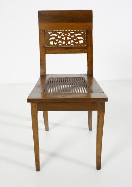 MANIFATTURA ITALIANA DEL XIX SECOLO : Salotto in noce intagliato e parzialmente dorato in stile Impero, composto da divanetto, tavolino e quattro sedie, con schienale traforato e gambe a sciabola  - Asta Asta 502 | ARTE ANTICA E DEL XIX SECOLO Online - Associazione Nazionale - Case d'Asta italiane